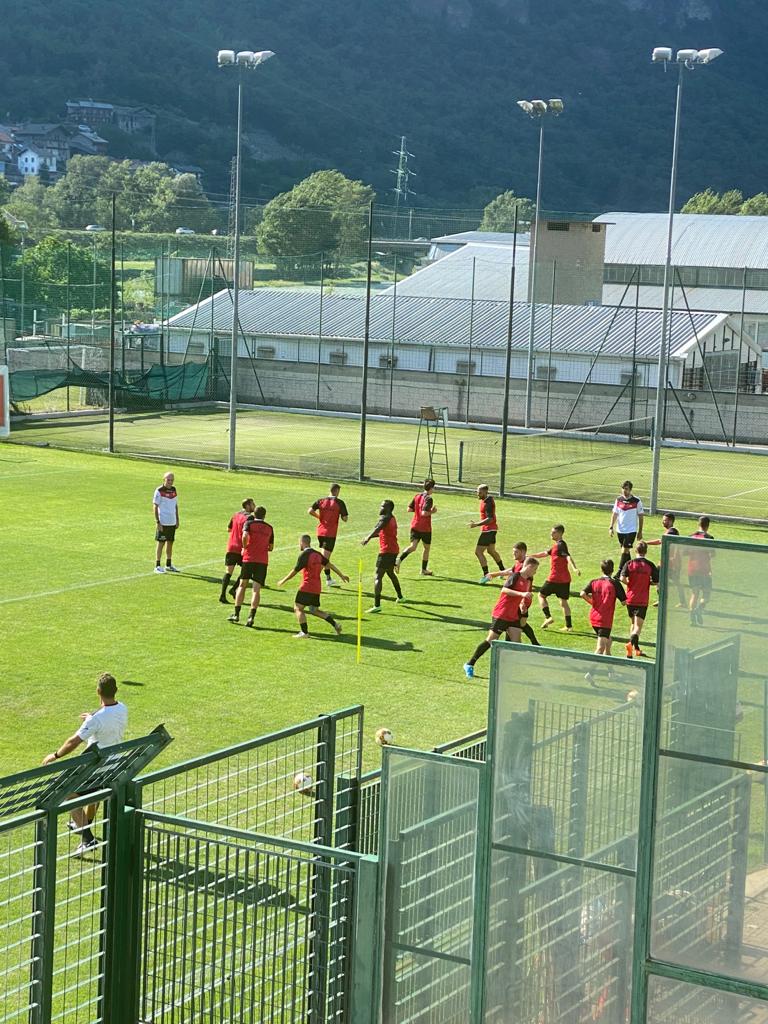 Partita di allenamento tra Ivrea e Foggia. I rossoneri ne fanno 8 di reti.