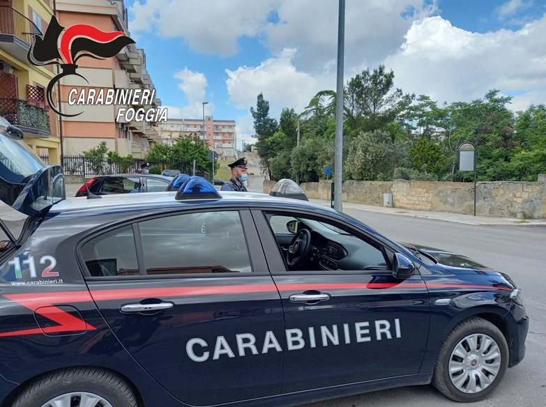Minaccia i carabinieri per evitare perquisizione domiciliare, per non far scoprire la droga.
