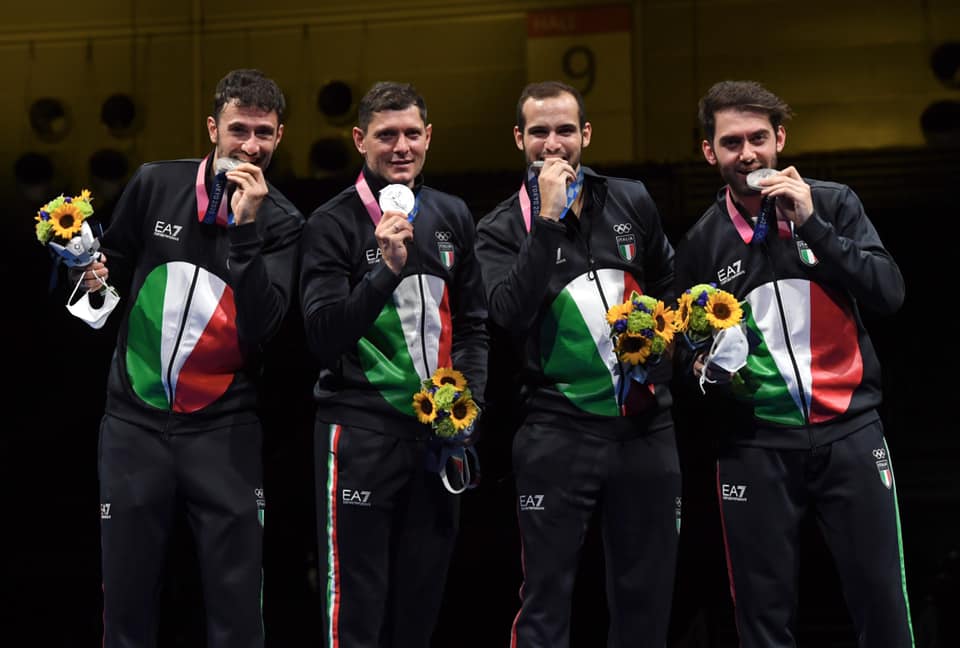 L’Italia vince l’argento nella sciabola a squadre, per Gigi Samele seconda medaglia d’argento a Tokyo 2020.
