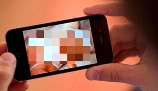 Video a luci rosse falsato con immagini di una professoressa garganica mandato su whatsapp. La donna disperata denuncia il fatto.