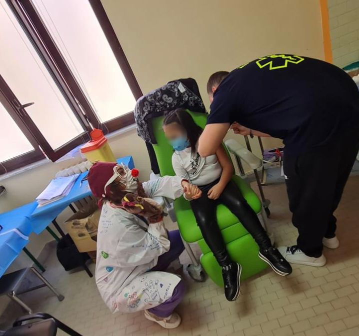 Vaccinarsi con un sorriso. I bambini ed e la loro esperienza all’hub di Lucera.