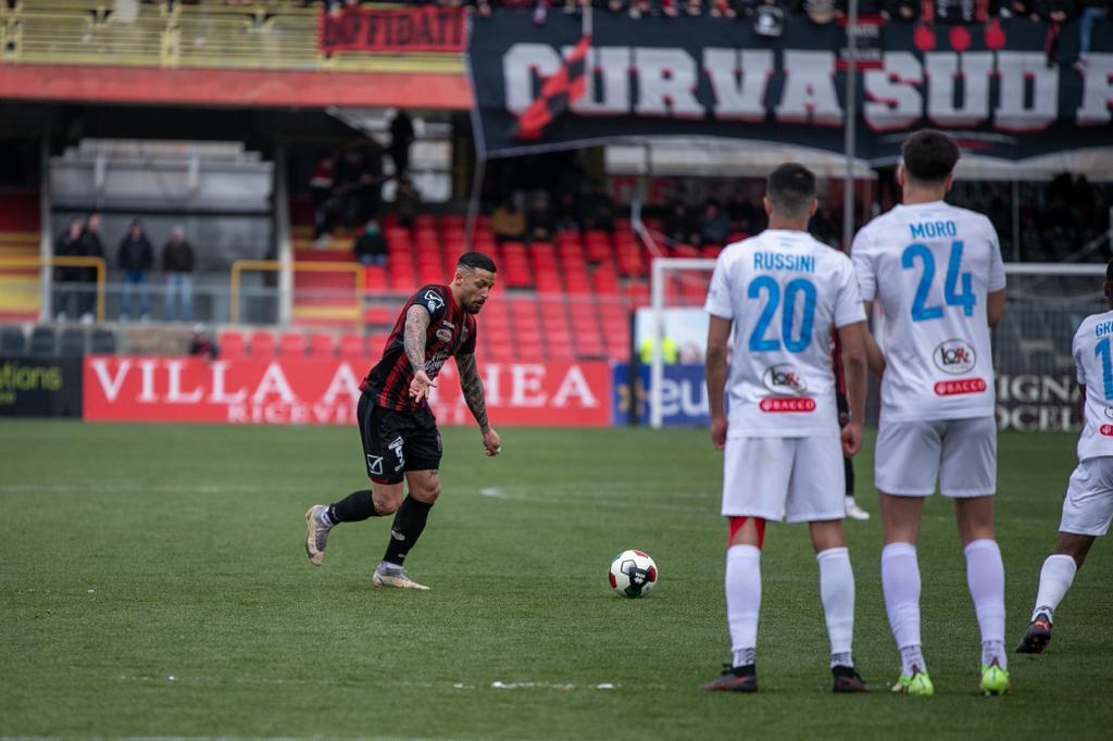 Il Foggia strapazza il Catania (5-1) e prende lo scettro di miglior attacco del campionato.