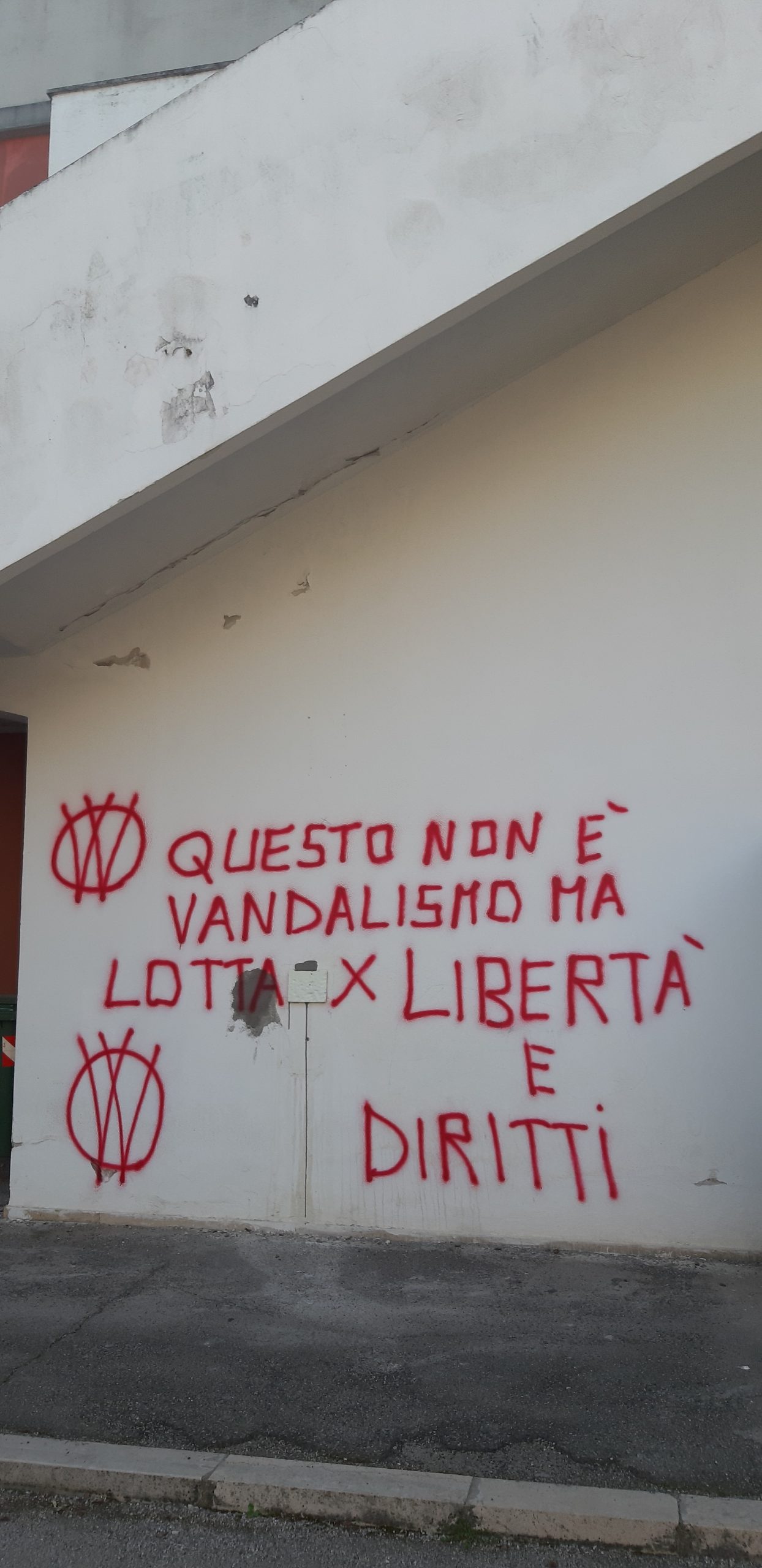 Scritte contro il nazismo, contro i vaccini, contro la guerra sui muri della scuola Leopardi di Foggia