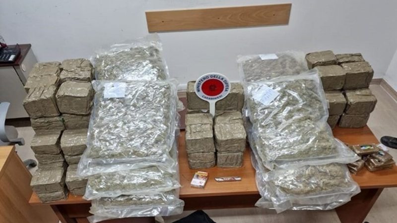 80 kg di droga occultati in un terreno in agro di Apricena. Parte dello stupefacente lo avevano da poco prelevato due giovani