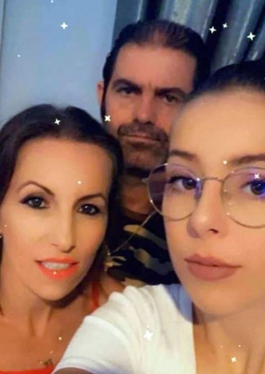 Uccide il presunto amante della moglie e la figlia, mentre la donna viene ferita ed il figlio di 5 anni trova la via della fuga. Arrestato 45enne albanese