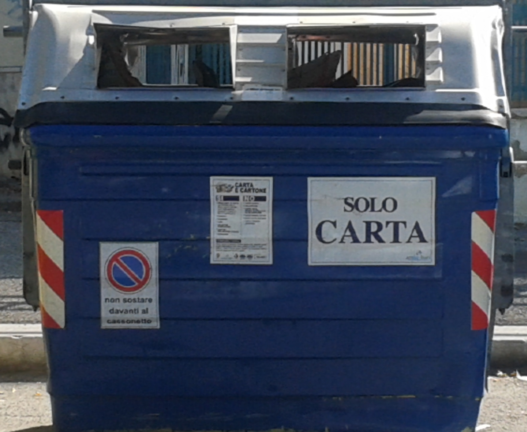 La protesta dei cittadini per l’apertura di un centro raccolta rifiuti differenziati di fronte ad un parco giochi a Foggia