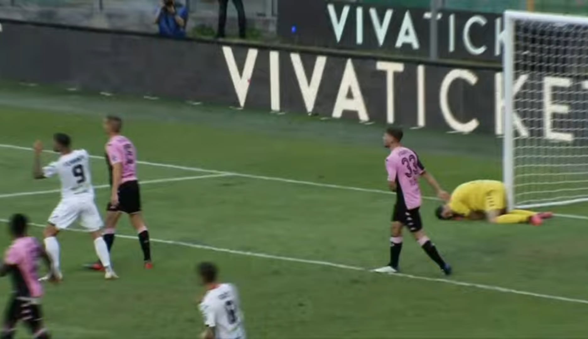 Il Palermo castiga il Foggia (3-0). Rossoneri lenti e disordinati. Emersi tutti i limiti della squadra.