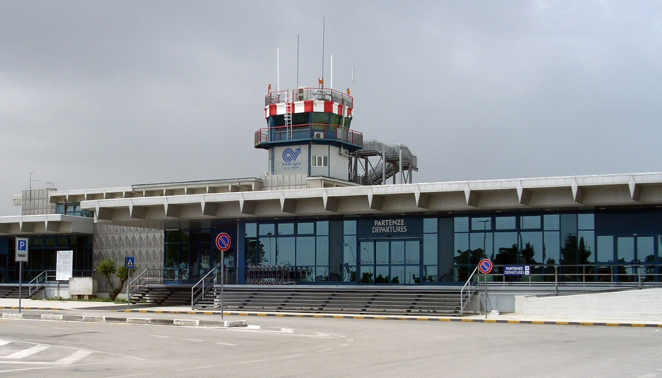 1 Euro per far “decollare” l’aeroporto Gino Lisa. La proposta di Enzo Dota per fare “cassa” con la tassa di soggiorno.