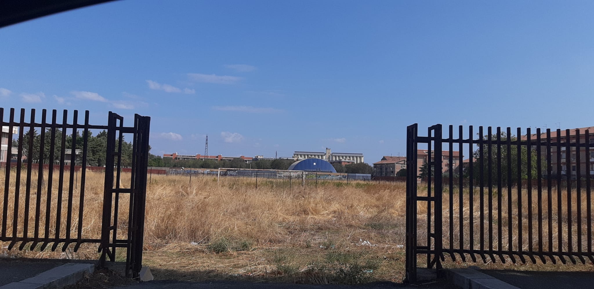 Strade, illuminazione, arredo urbano. Tutto in stato di abbandono, persino un campo di calcio. Il triste destino di via Imperiale a Foggia.