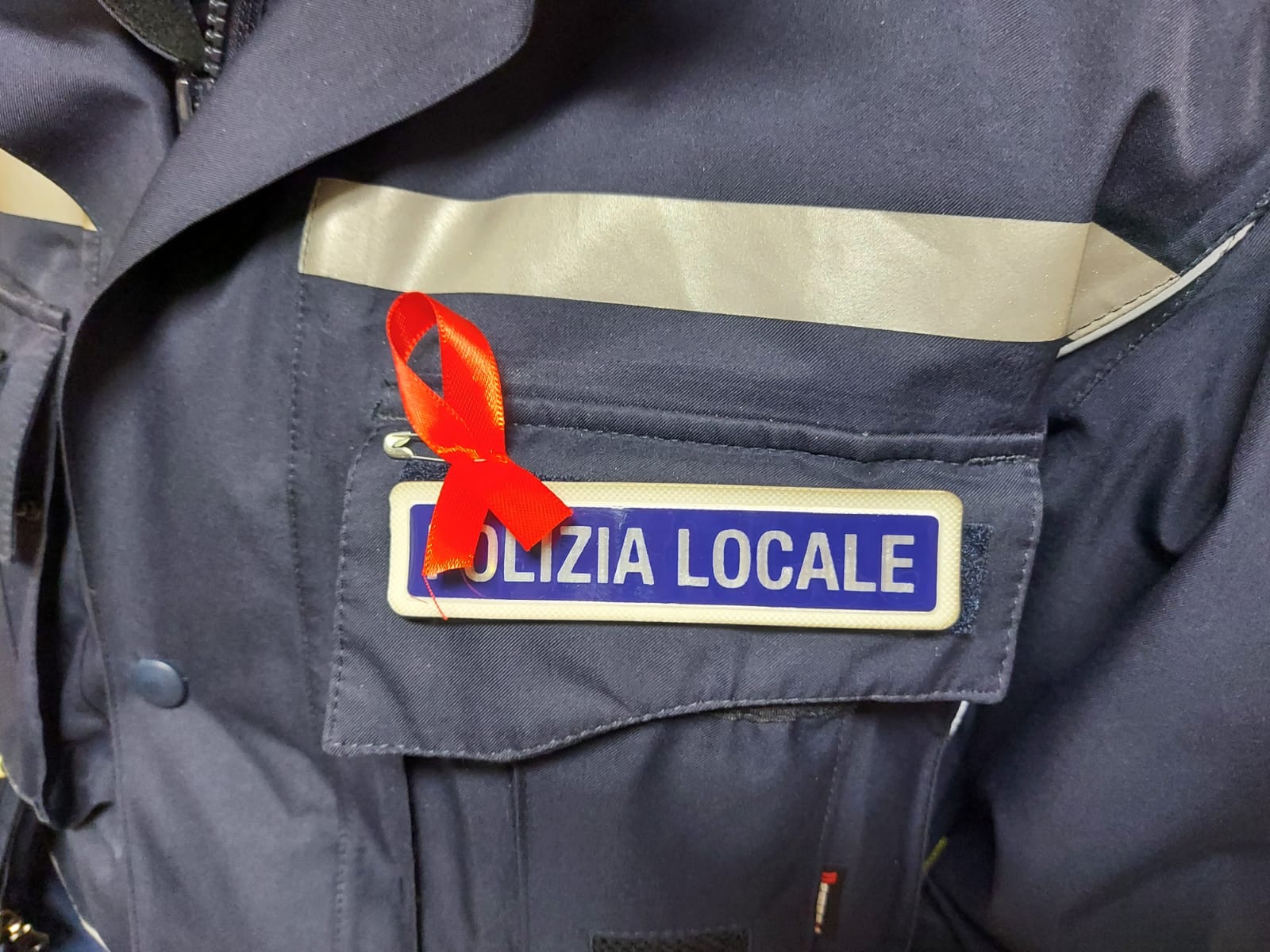 Fiocco rosso anche sulle divise della polizia locale di Foggia.