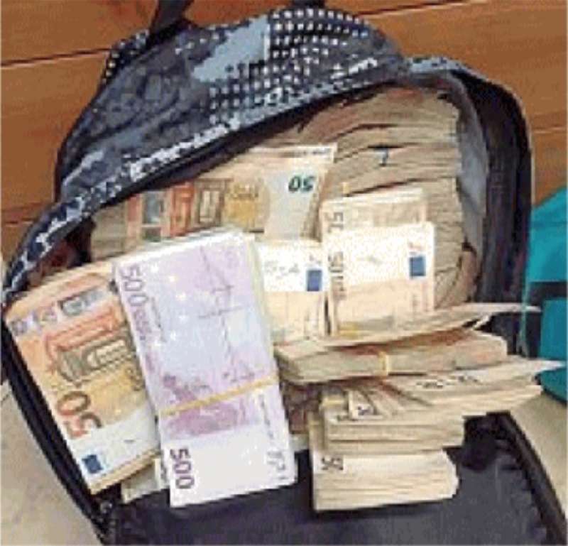 Trovano zainetto con oltre 5000 euro e lo consegnano alla polizia per rintracciare il proprietario. Era danaro di un commerciante, necessario per fare pagamenti.