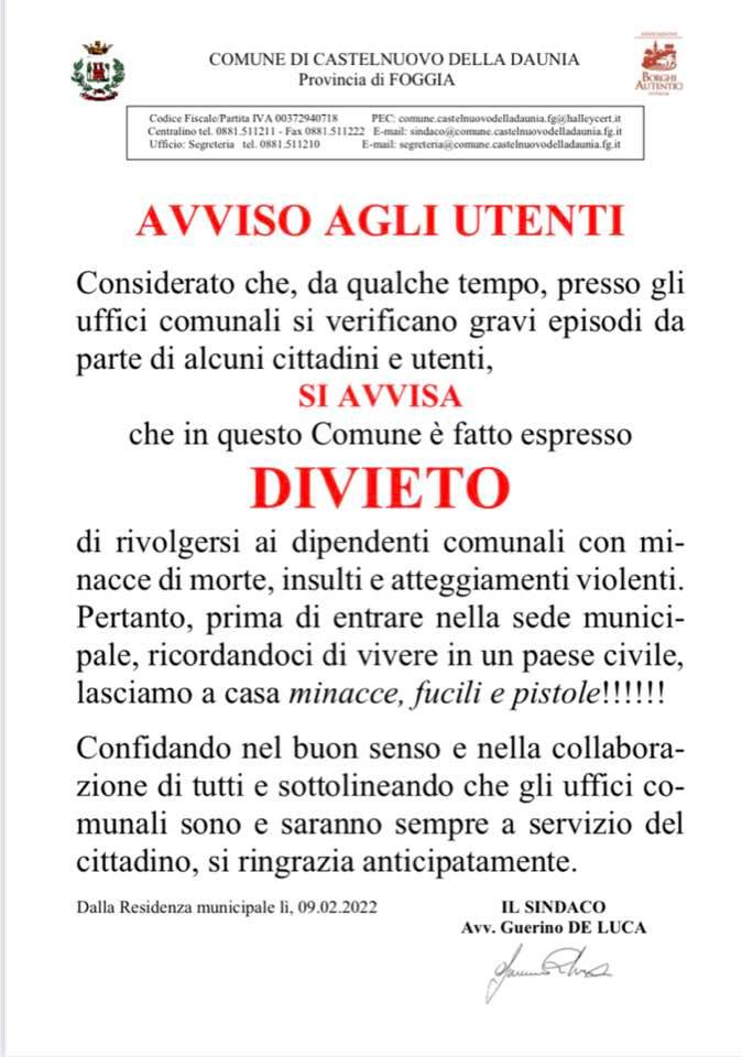 “Siete pregati di lasciare lontano dal Comune minacce, fucili e pistole”. A scriverlo su un manifesto è il sindaco di Castelnuovo della Daunia.