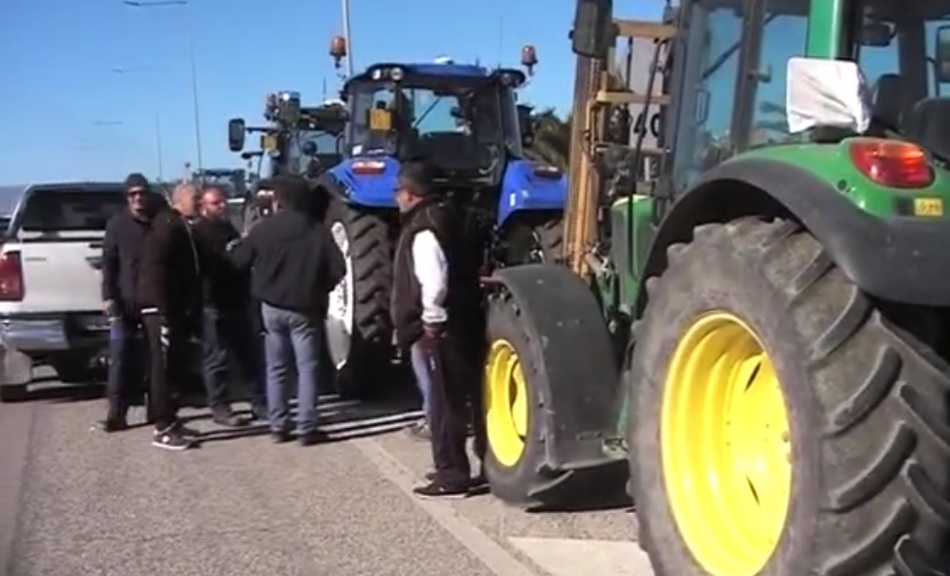 Sciopero autotrasportatori. Ora ci sono anche gli agricoltori. Momenti di tensione ed accoltellamento di un manifestante.