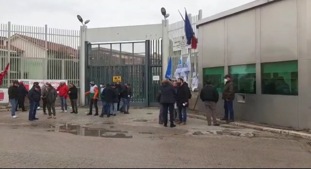 La protesta degli “innocenti”. Polizia penitenziaria chiede maggiore tutela. Manifestazione all’esterno del carcere di Foggia, che rischia di implodere.