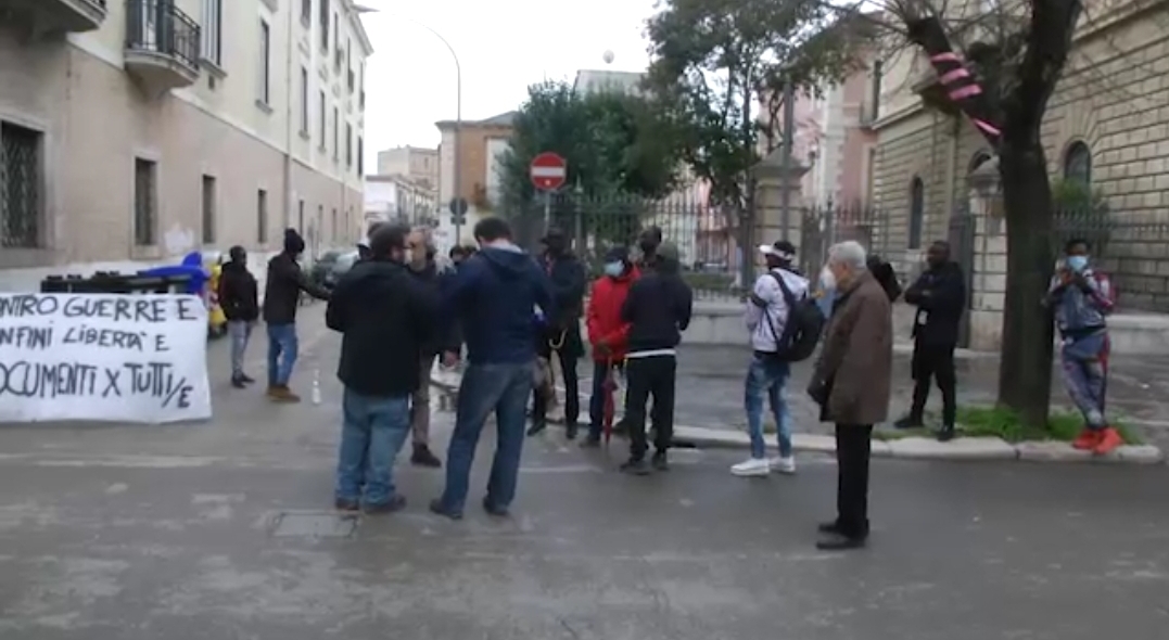 Immigrati in piazza per chiedere meno burocrazia per vivere in Italia.