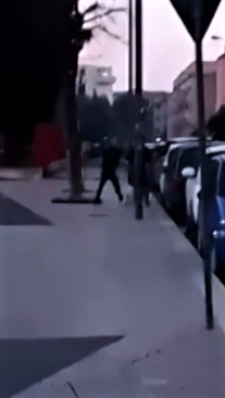 Scene di ordinaria violenza in pieno centro a Foggia. Il video della lite diventa virale sui social