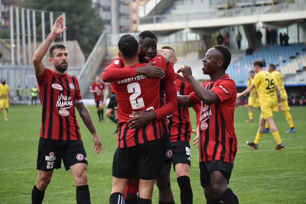 Il Foggia aggancia il Pescara (di Zeman) al terzo posto. I rossoneri battono 2-0 la Viterbese