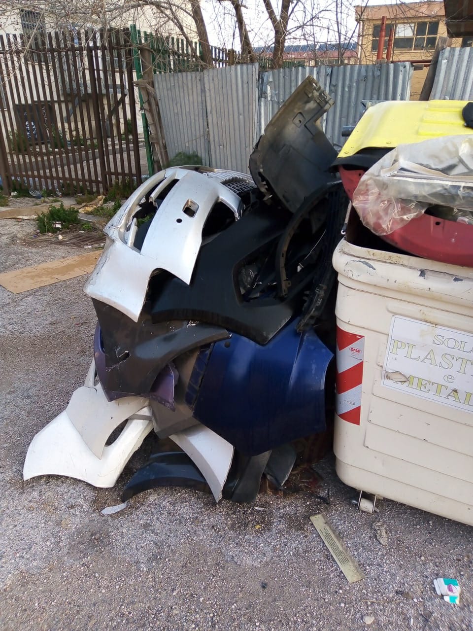 Il Comune di Foggia “minaccia” multe ai cattivi conferitori di rifiuti. Ma si dimentica cosa hanno dovuto sopportare i foggiani?
