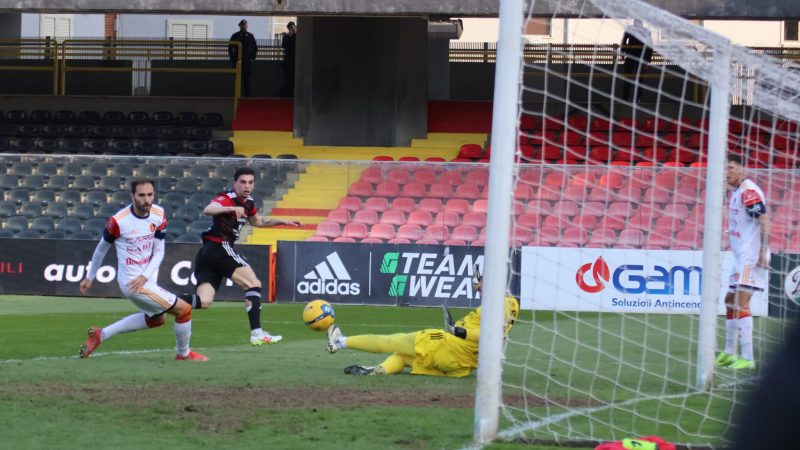 Il Foggia esce a mani vuote (3-4) dalla sfida con un Potenza che approfitta delle due espulsioni